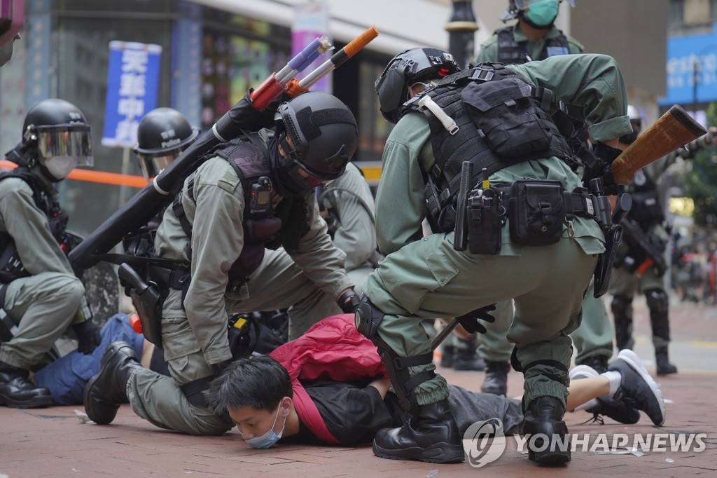 경찰에 체포되는 '홍콩 국가보안법' 반대 시위대