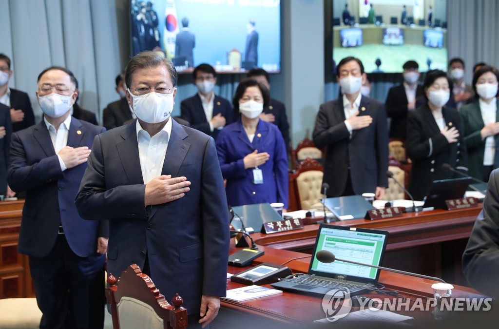 국기에 경례하는 문 대통령