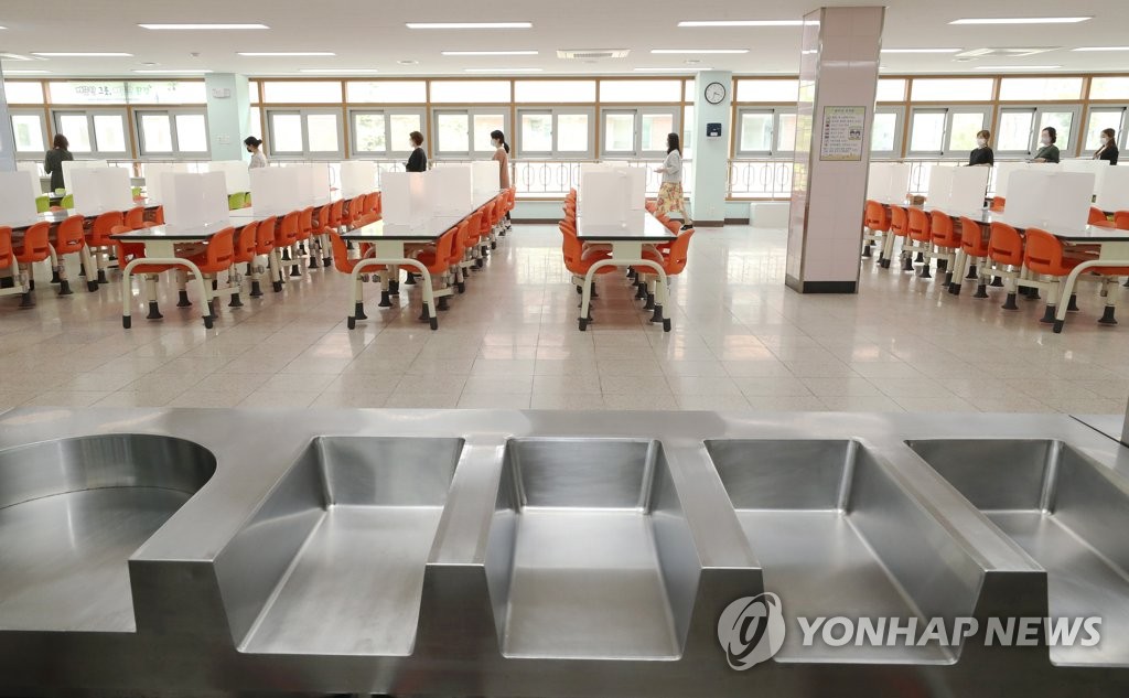 중3 등교 수업 앞두고 급식실 점검하는 교사들