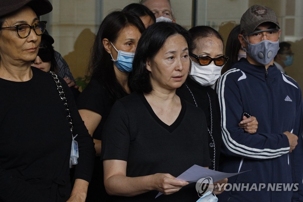 도박왕 스탠리 호 사망 소식 알리는 가족들