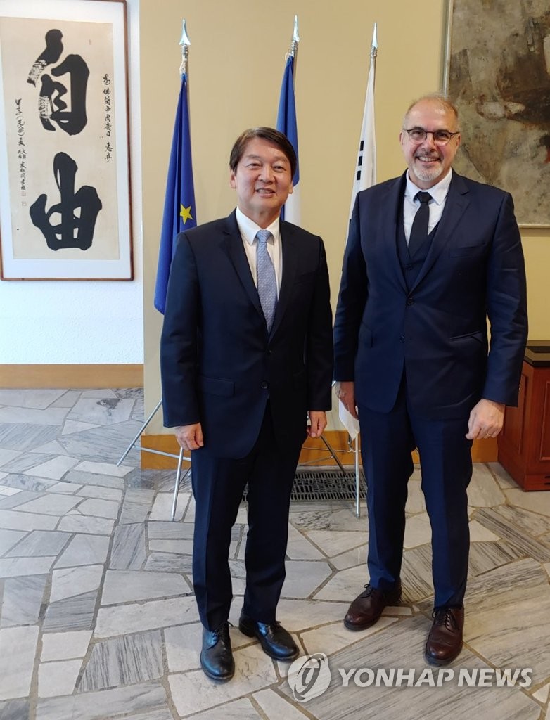 Ahn Cheol-soo avec l'ambassadeur français Ahn Cheol-soo avec l'ambassadeur français
