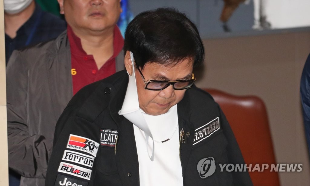 공개변론 위해 대법정 들어서는 조영남