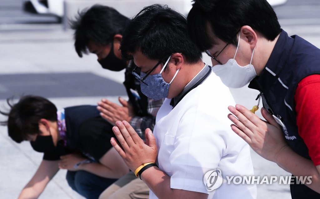 추모하며