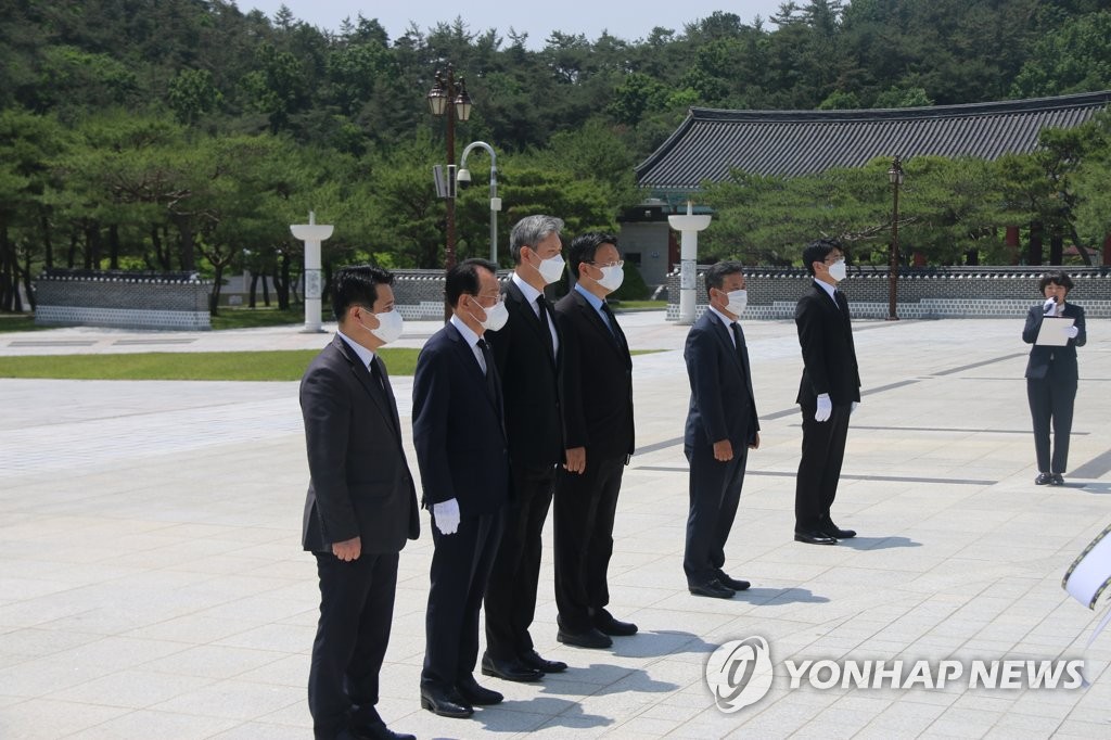 5·18묘지 참배하는 노재헌 씨