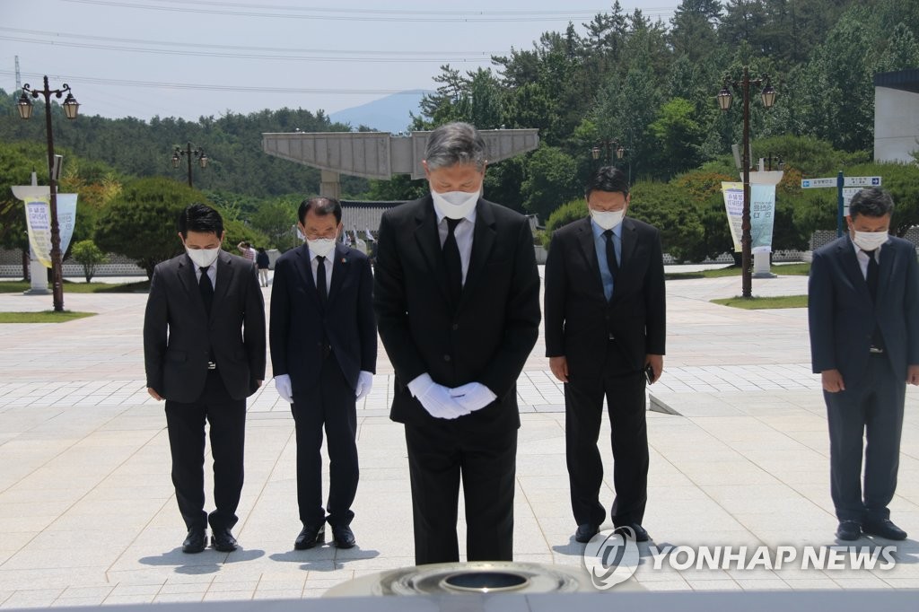 5·18묘지 참배하는 노재헌 씨