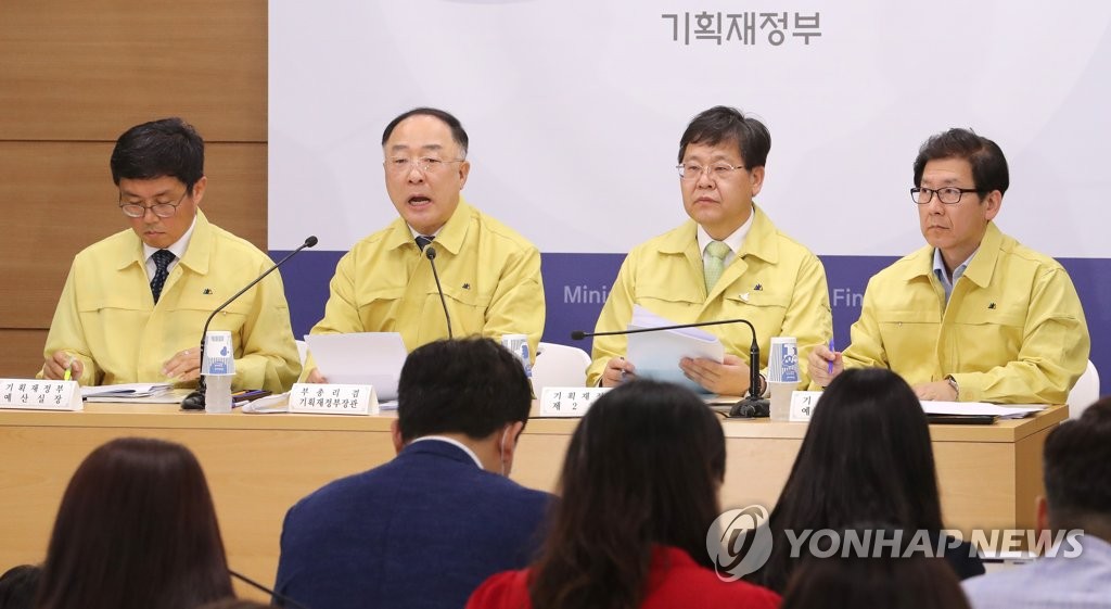 3차 추경 상세브리핑하는 홍남기 부총리