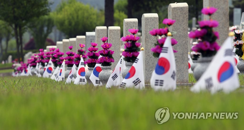 묘역마다 꽂힌 태극기