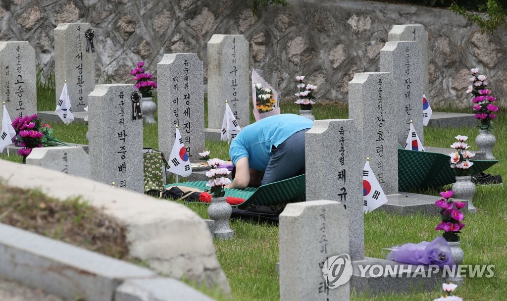 현충원 찾은 참배객들