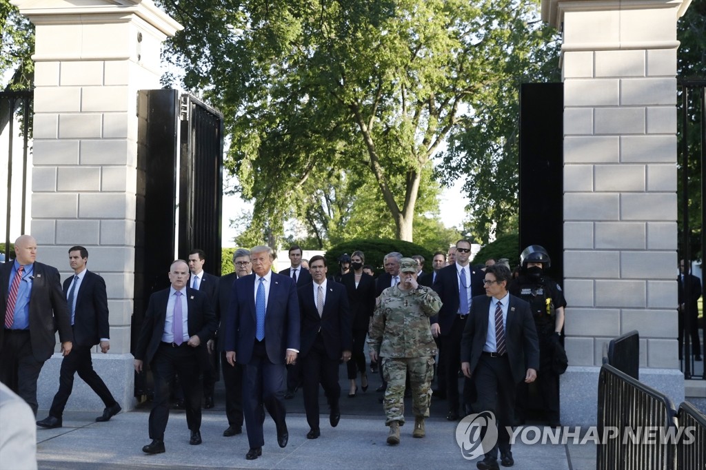 백악관 인근 교회로 걸어가는 트럼프