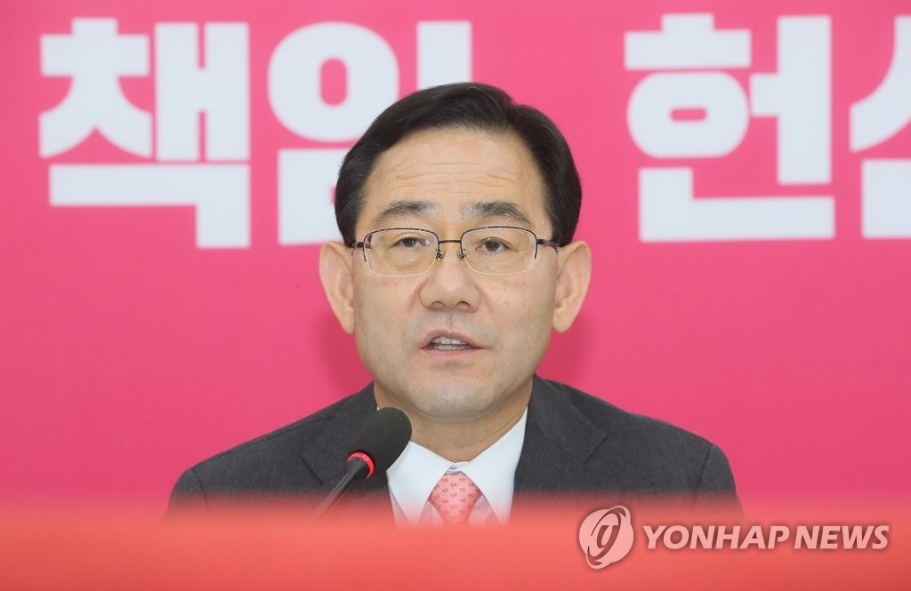 '개원ㆍ추경 협상' 입장밝히는 주호영 원내대표.