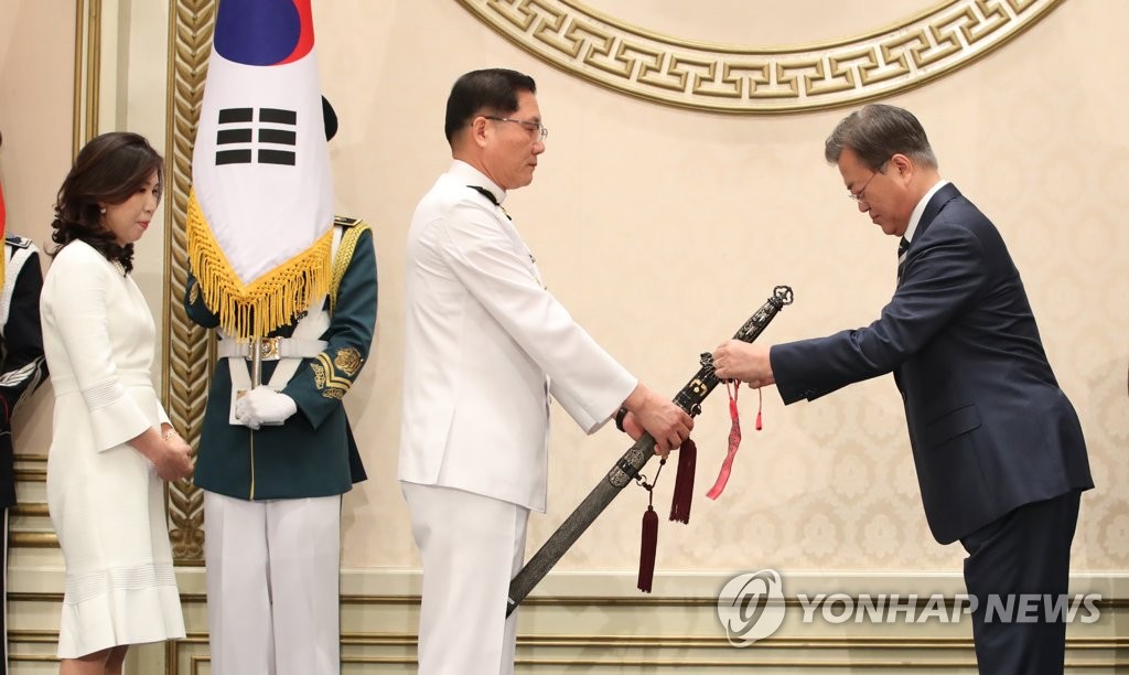 해군참모차장에게 수치 달아주는 문 대통령