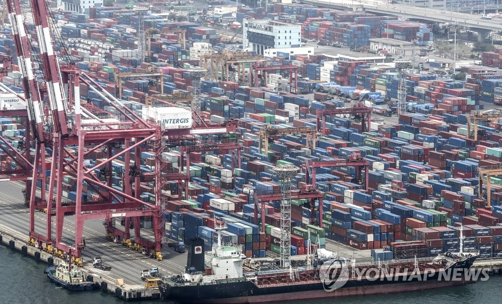 輸出コンテナが並ぶ韓国・釜山の埠頭（ふとう）（資料写真）＝（聯合ニュース）