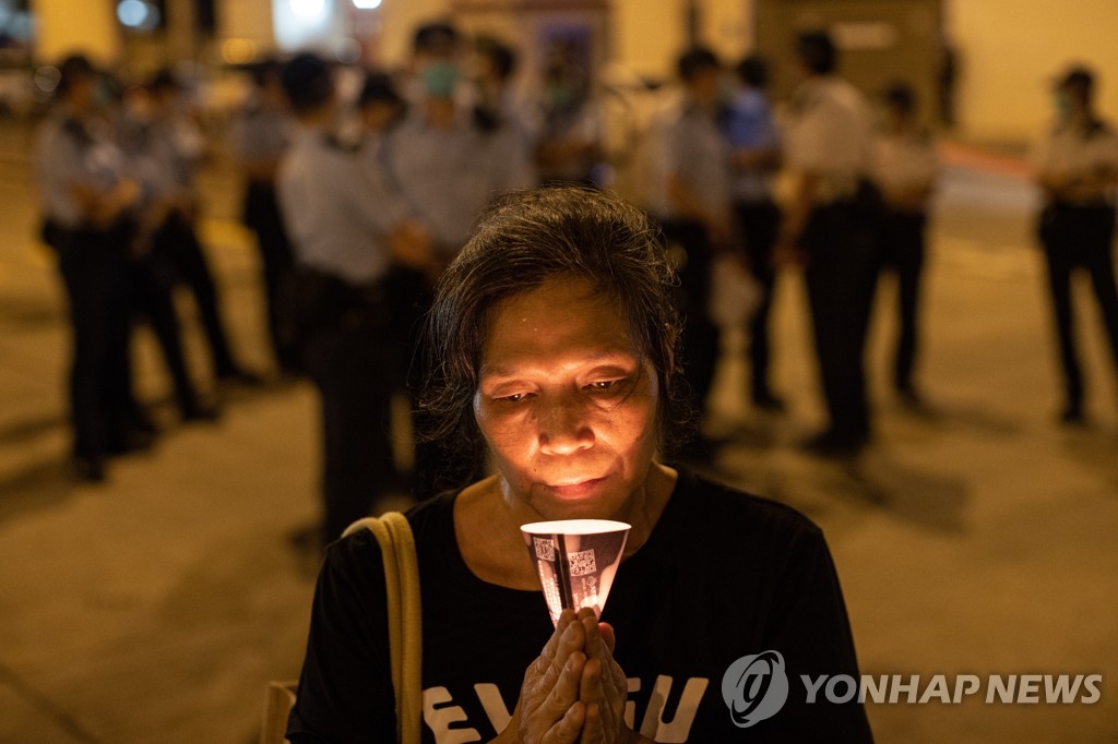 톈안먼 희생자 추모하는 홍콩 시민