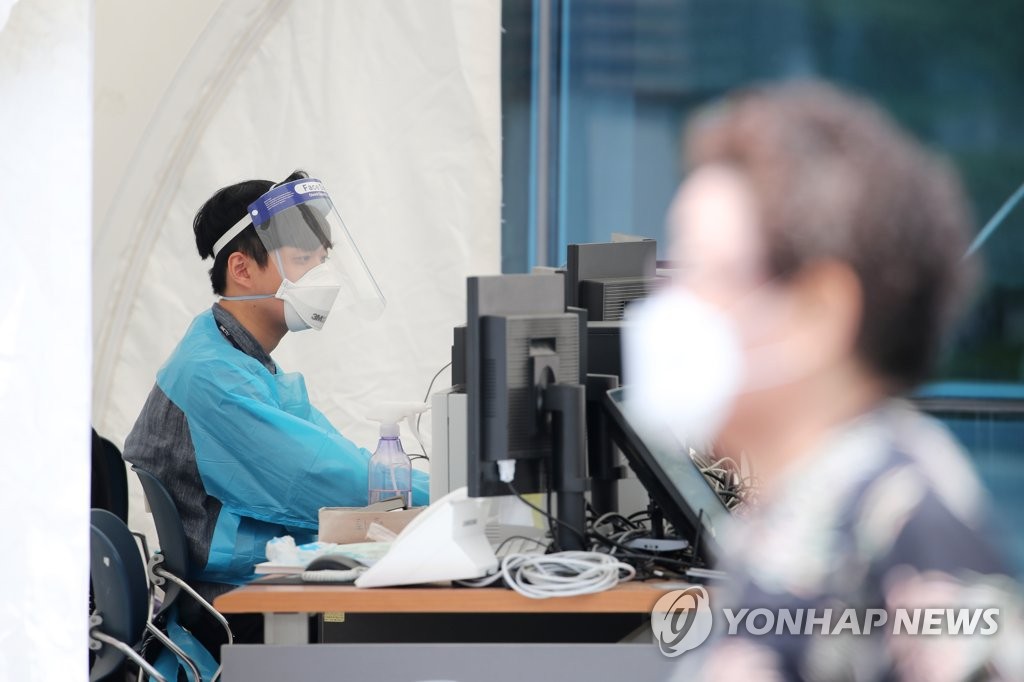 A medical worker looks at a computer monitor at a virus testing clinic at Seoul Medical Center in Seoul on June 4, 2020. (Yonhap)