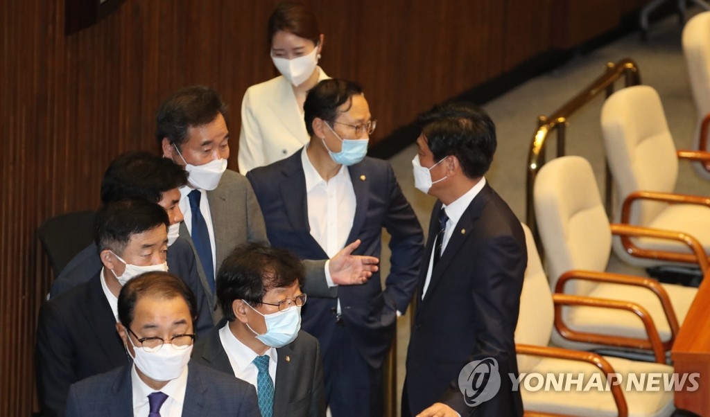 국회 의장 투표 순서 기다리는 이낙연 의원