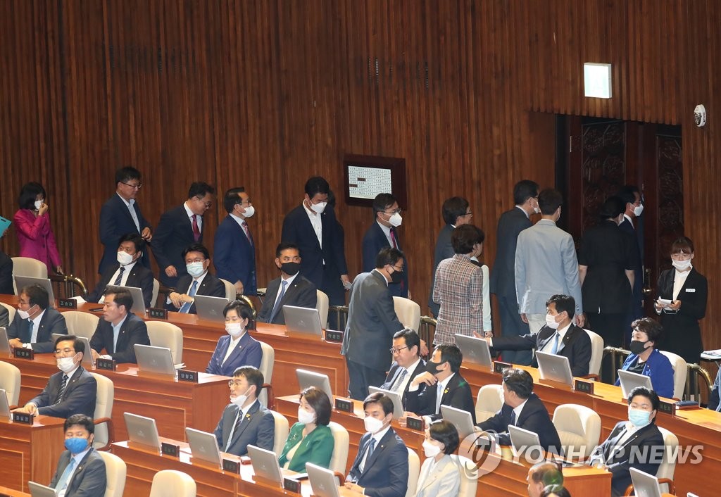 퇴장하는 미래통합당 의원들