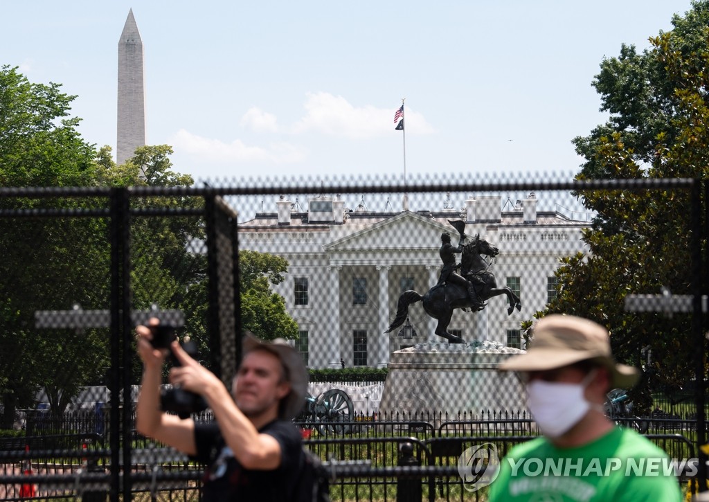 흑인 사망 시위 대비해 임시 차단벽 설치한 백악관