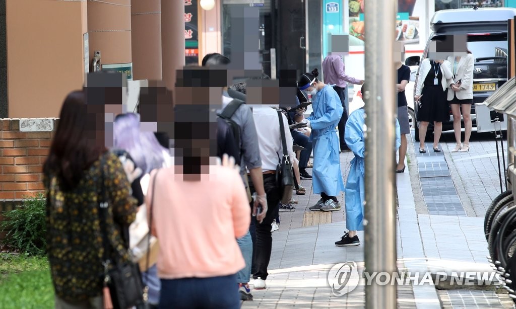무더위 속 진료 안내하는 의료진들