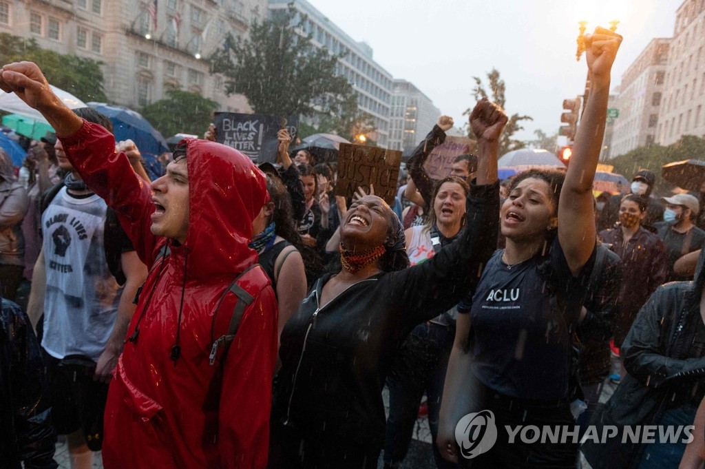 백악관 인근에서 "흑인 목숨도 소중하다" 외치는 시위대