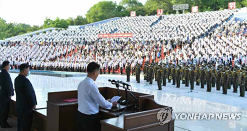 대북전단 성토하는 군중집회 참여한 북한 청년들