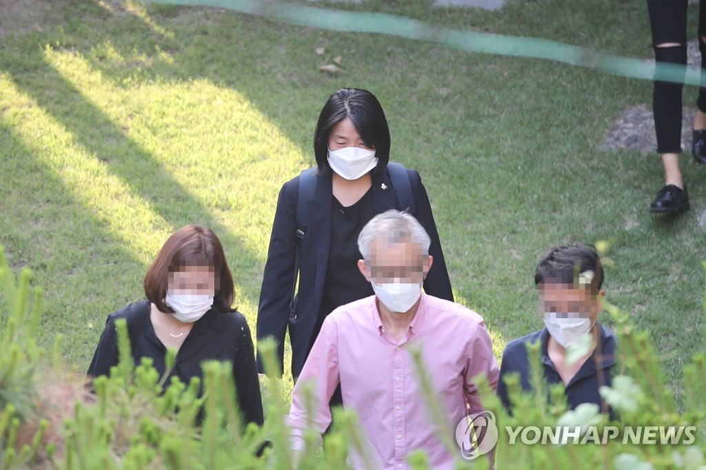 마포 쉼터 나서는 윤미향