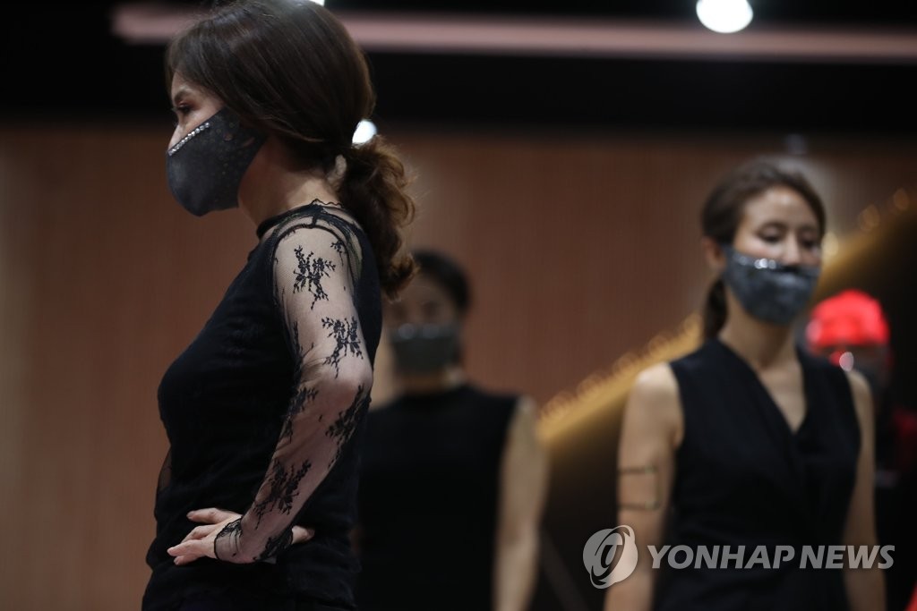 마스크 선보이는 모델들