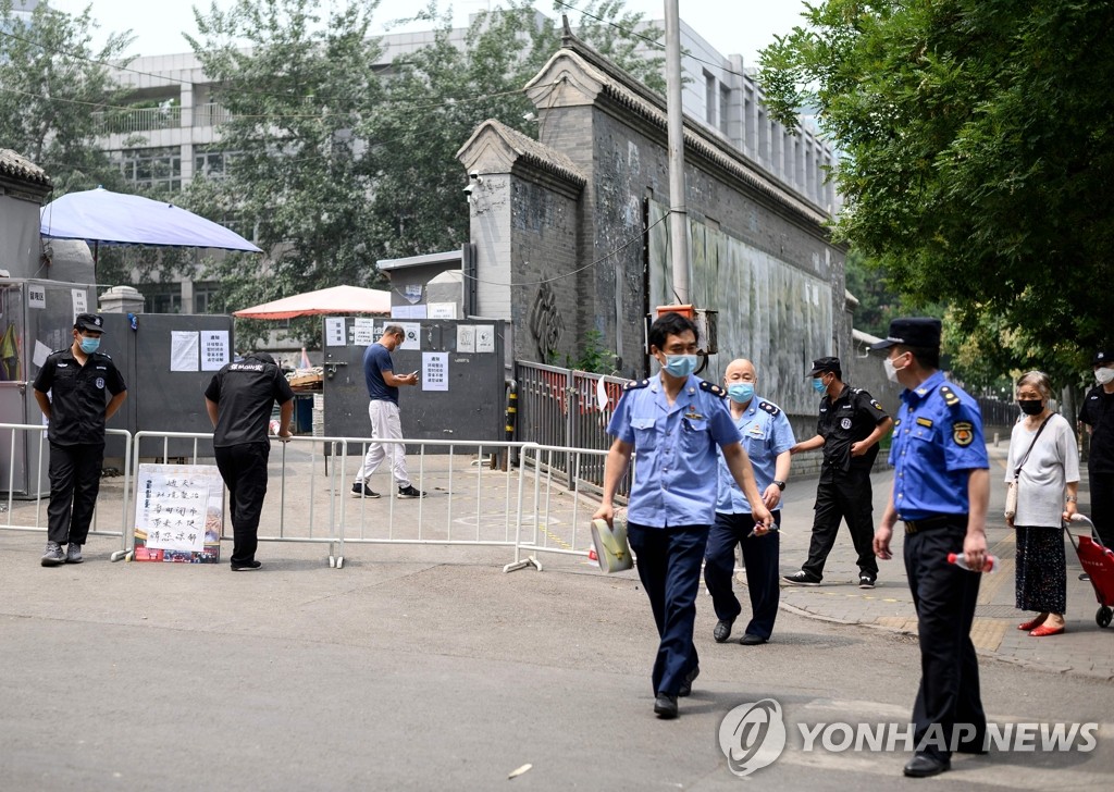 코로나19로 폐쇄된 베이징 시장 앞 보안요원