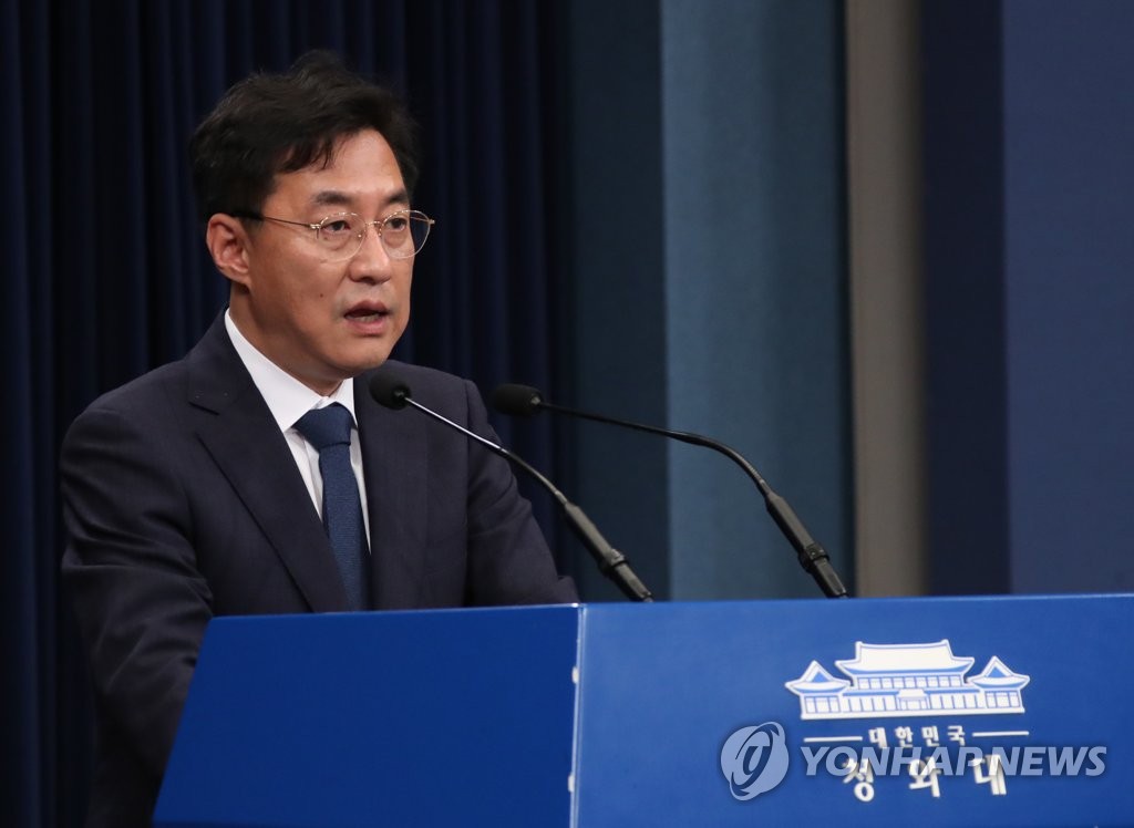 Cheong Wa Dae spokesman Kang Min-seok holds a press briefing at the presidential compound in Seoul on June 26, 2020. (Yonhap)
