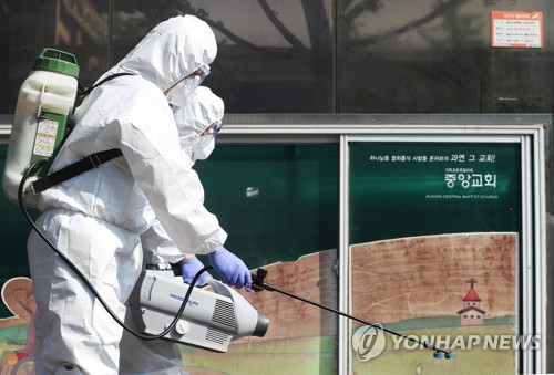 新型コロナウイルスの集団感染が発生した水原市の教会を消毒する保健所の関係者(資料写真)=(聯合ニュース)