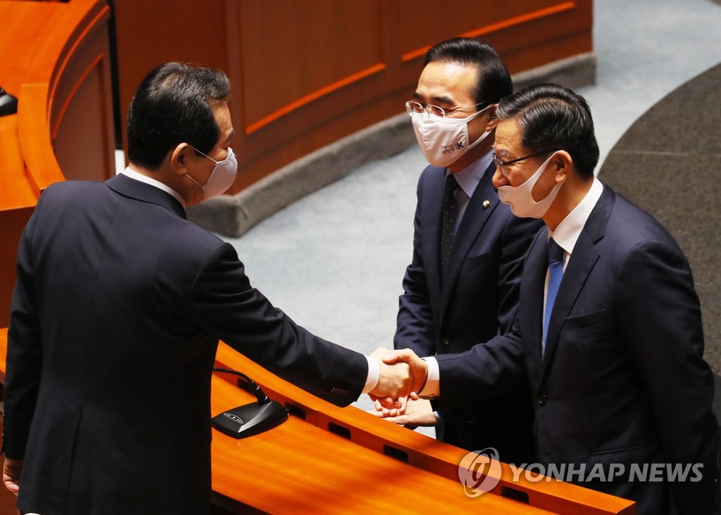 인사나누는 정 총리와 예결위원장