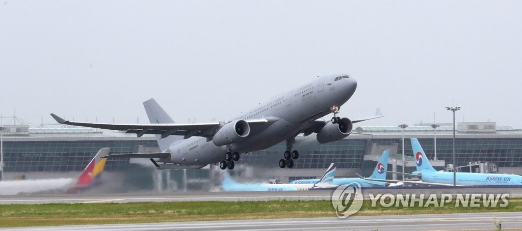 이륙하는 KC-330 시그너스