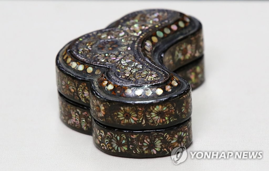 섬세함 뽐내는 나전국화넝쿨무늬합