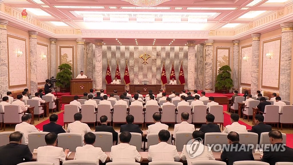당 정치국 확대회의를 주재하는 김정은 위원장