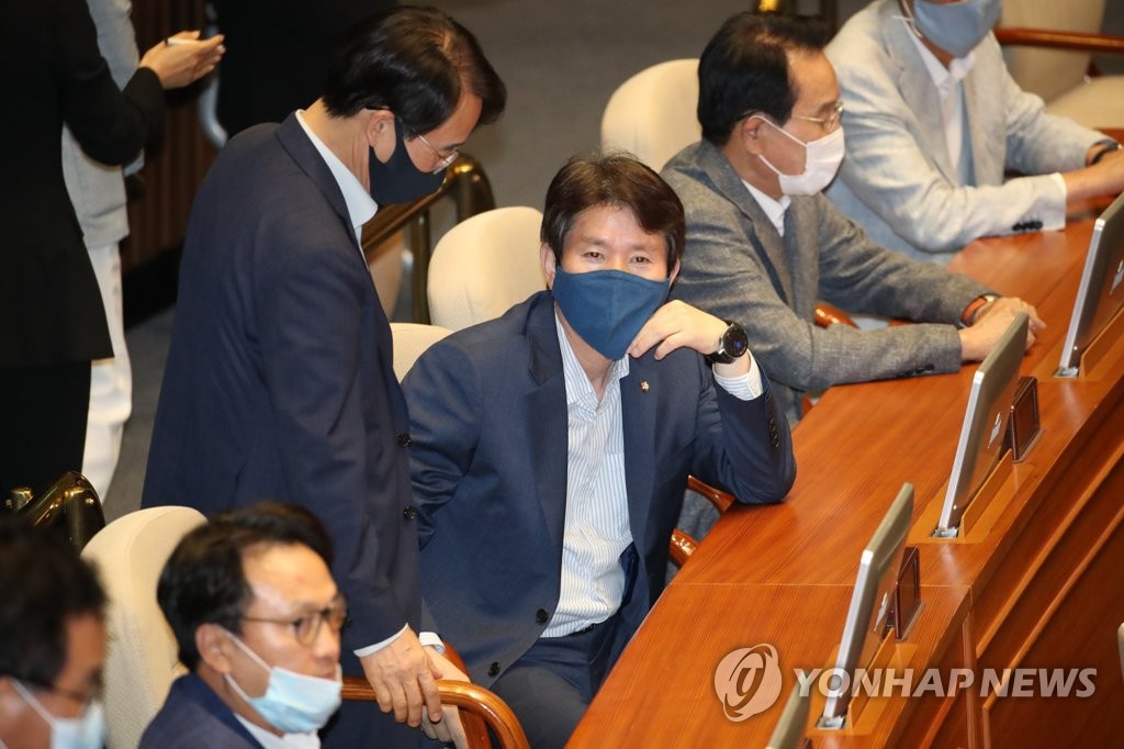 본회의 기다리는 이인영