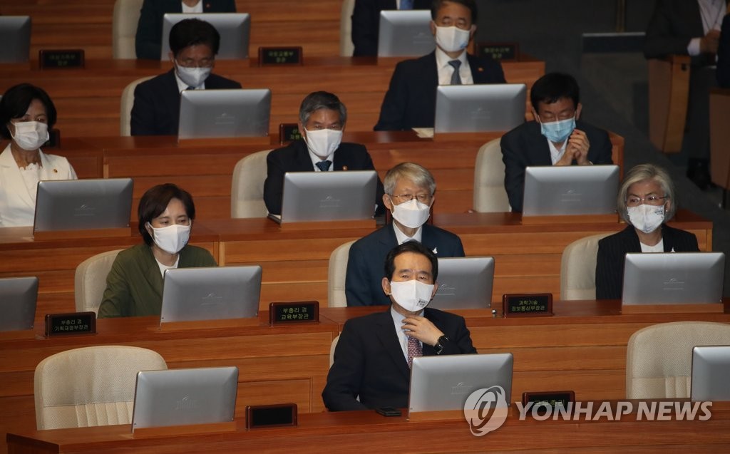본회의 참석한 정세균 국무총리