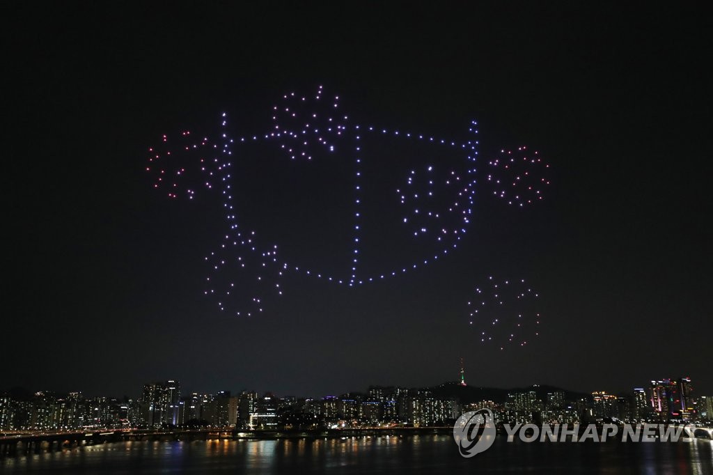 서울 상공에 새겨진 마스크