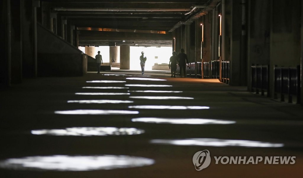 예술공간으로 탈바꿈한 홍제천길