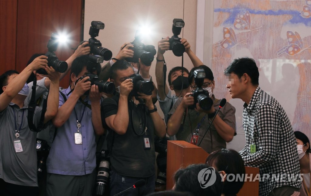 질의에 답하는 경주시청 트라이애슬론 감독