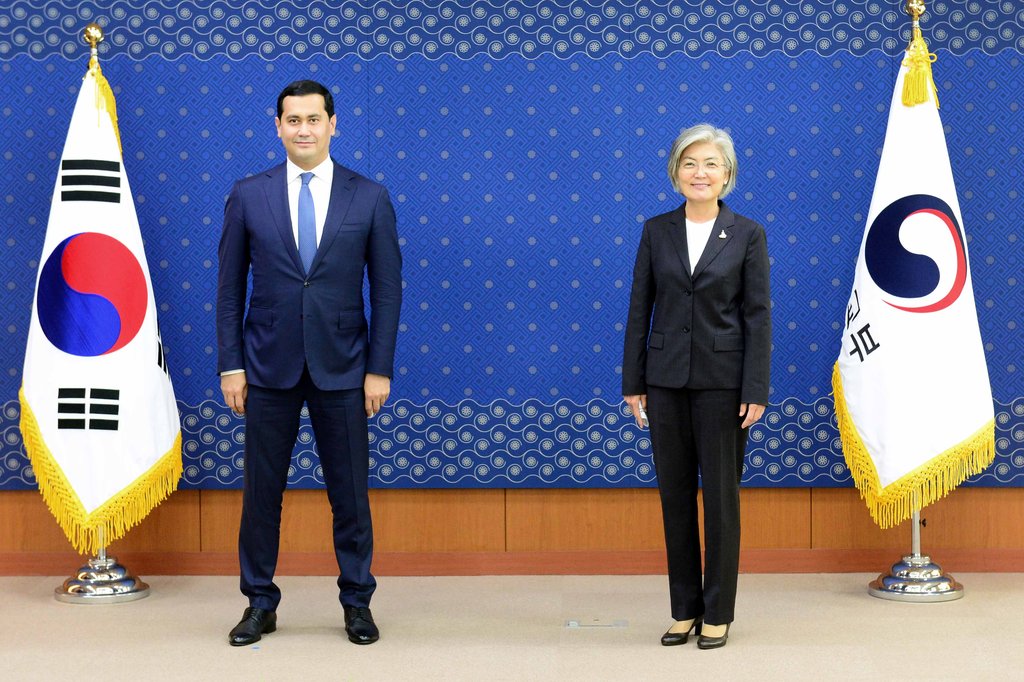 Foreign Minister Kang Kyung-wha (R) and Sardor Umurzakov, Uzbekistan's deputy prime minister for investment and foreign economic relations, pose for photos ahead of their talks at Seoul's foreign ministry, in this photo provided by Kang's office on July 6, 2020. (PHOTO NOT FOR SALE) (Yonhap)
