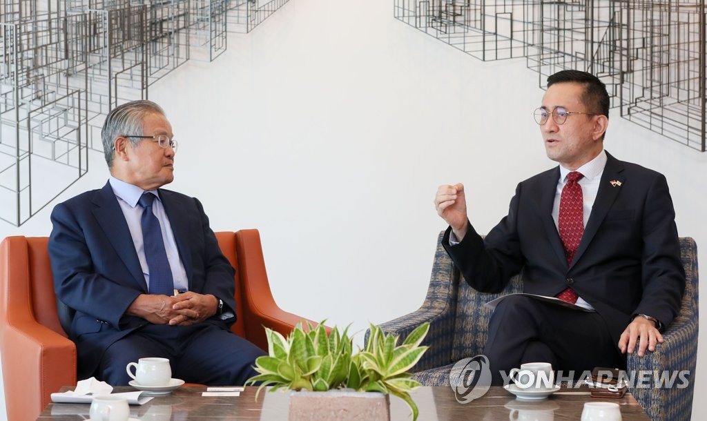 FKI chief meets Singaporean envoy FKI chief meets Singaporean envoy