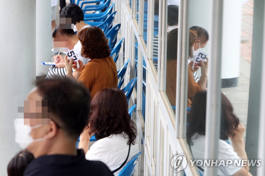 대형사우나서 잇단 확진, 번호표 들고 코로나 검사
