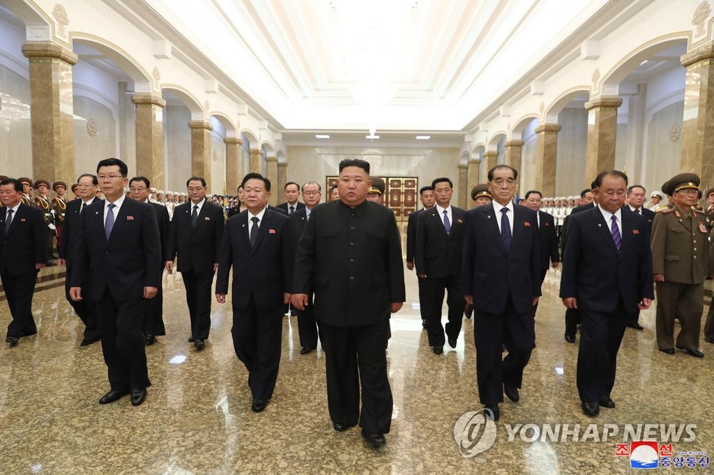 북한 김정은, 김일성 26주기 맞아 금수산태양궁전 참배
