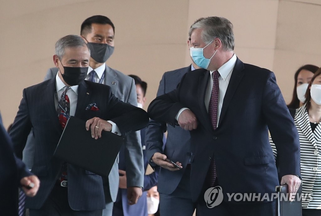 비건, 외교부로 향하는 발걸음