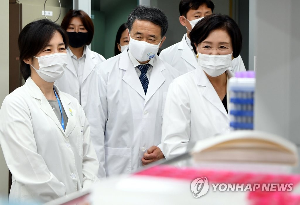 실험실 방문한 김정숙 여사