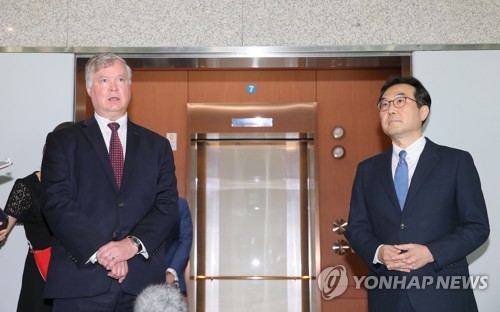 취재진 질문에 답하는 비건