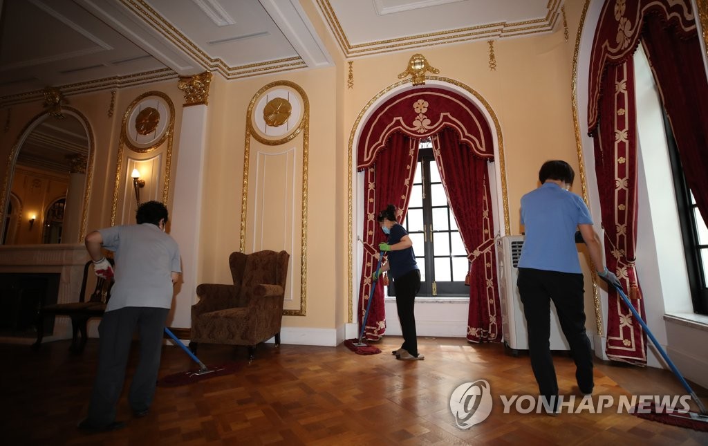 관람객 없어도 어김없이 '쓱싹쓱싹'