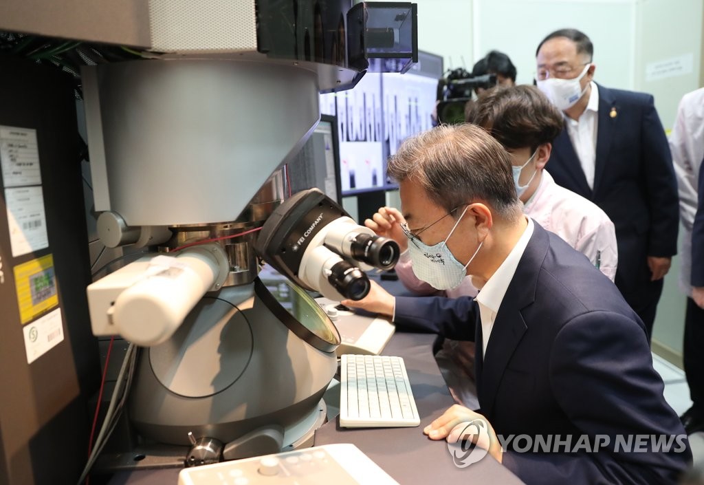 Moon visits SK hynix Moon visits SK hynix