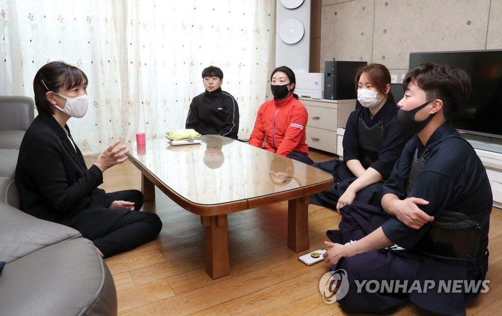 경주시 여자검도팀 방문한 최윤희 제2차관
