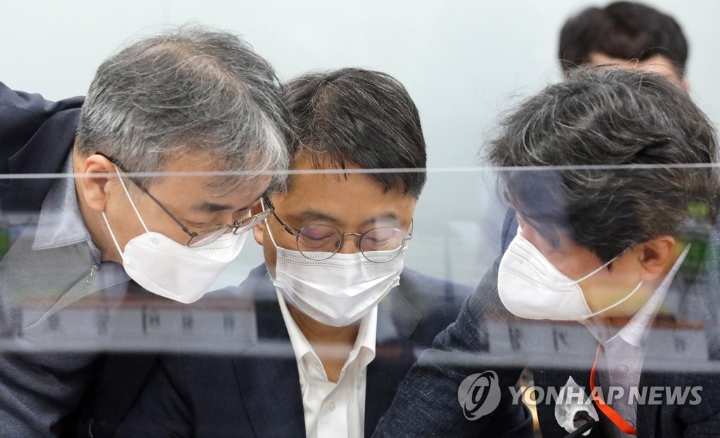 공익위원과 대화하는 박준식 위원장