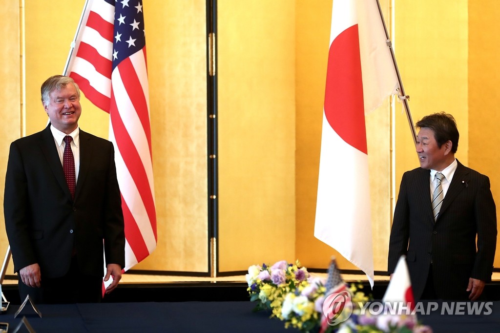 일본 외무상과 회담하는 비건 대북 특별대표